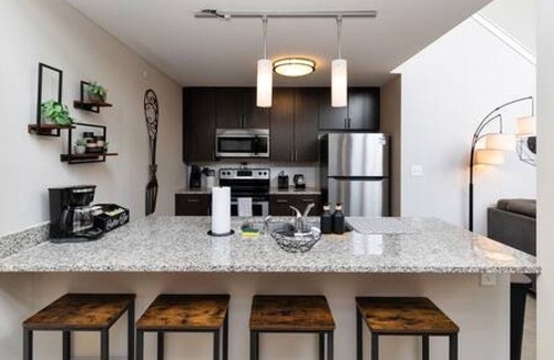 Downtown Des Moines Apartment | Downtown Loft Skyline View 2BR
