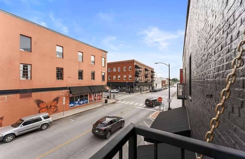 Downtown Springfield Apartment | Downtown Loft! Walk to Everything