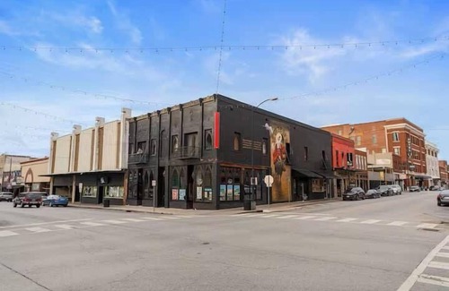 Downtown Springfield Apartment | Downtown Loft! Walk to Everything