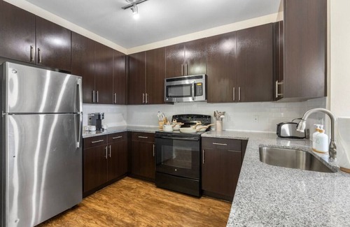 Courier City - Oscawana Apartment | Downtown Luxury APT | Pool | Gym | FREE parking c
