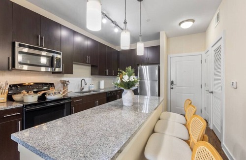 Courier City - Oscawana Apartment | Downtown Luxury APT | Pool | Gym | FREE parking C