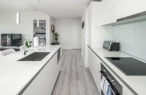 Victoria Park Apartment | Downtown Luxury condo near Stampede/BMO center/LRT/free parking/gym