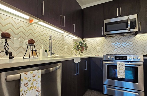 Midtown Apartment | Downtown Luxury High-Rise Retreat: Panoramic City Views & Modern Amenities