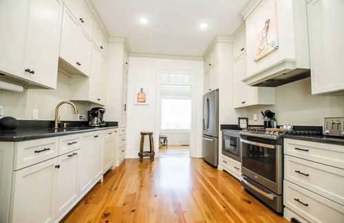 Bardstown House | Downtown Luxury Historic Home, Rock‘n Roll/Bourbon vibe, indoor sauna, 3 kings