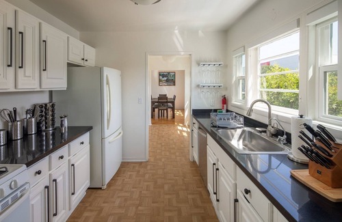 The Strand Apartment | Downtown Manhattan Beach Getaway, Ocean Views, Walk to Beach and Restaurants!