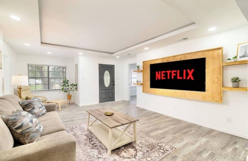 McAllen House | Downtown McAllen - Sleeps 10