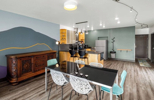 Downtown Juneau Apartment | Downtown Mountain-View Executive King Suite. Kitchen, Hot Tub & Free Breakfast!