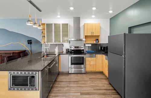 Downtown Juneau Apartment | Downtown Mountain-View Executive King Suite. Kitchen, Hot Tub & Free Breakfast!