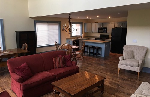 Nauvoo House | Downtown Nauvoo Sleeps 28 Barlow Manor!