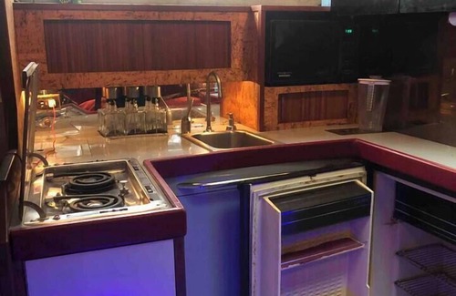 Annapolis Boat Rental | Downtown Nights on the Water - Classic Cruiser Getaway