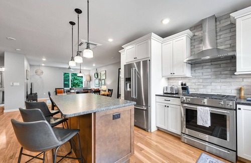 Asheville House | Downtown Oasis – Rooftop Terrace, Elevator & Sauna Access