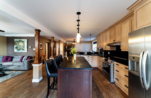 Cornwall House | Downtown Oasis: Spacious 4BR Executive Loft with Rooftop Hot Tub