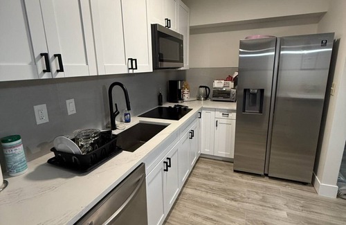 Tarpon River House | Downtown Oasis, cozy backyard, near airport/cruise