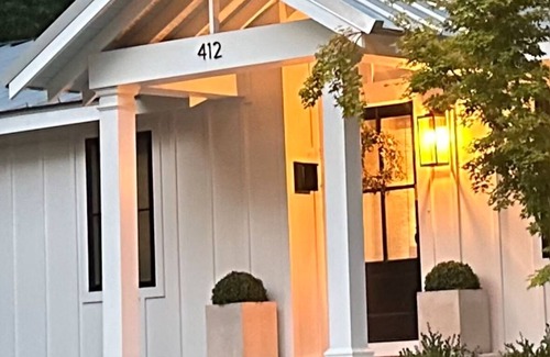 Oxford House | Downtown Oxford-Rectangle house off the square with 3 bedrooms/2 bath.