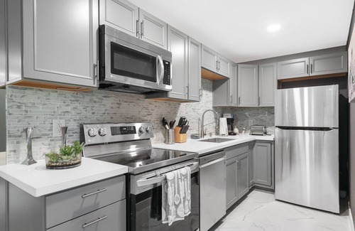 Racquet Club West Condo | DOWNTOWN Palm springs gated Hideaway!