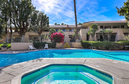 Racquet Club West Condo | DOWNTOWN Palm springs gated Hideaway!