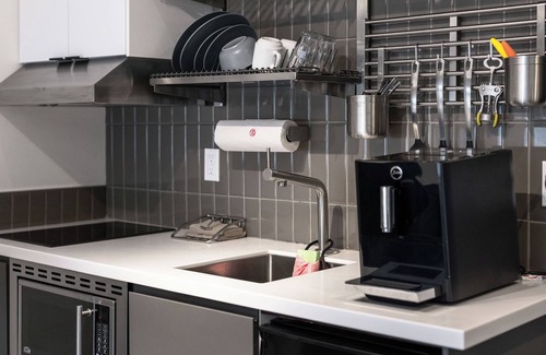 Downtown Juneau Apartment | Downtown Penthouse King Suite, Kitchenette, Free Breakfast, and Rooftop Hot Tub!