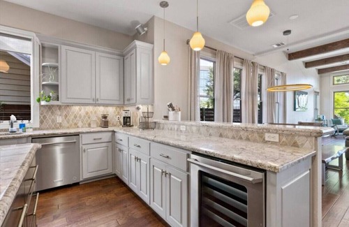 Bouldin House | Downtown, private heated pool + Spa, views, gym, game room