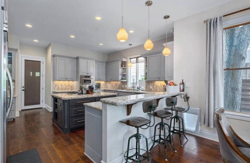 Bouldin House | Downtown, private heated pool + Spa, views, gym, game room