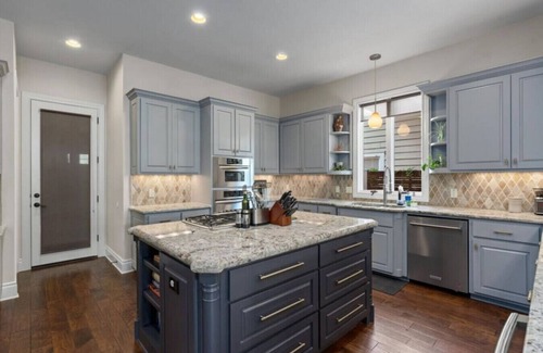 Bouldin House | Downtown, private heated pool + Spa, views, gym, game room