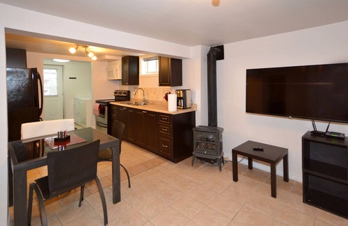 London Apartment | Downtown Quaint & Quiet Basement Apartment