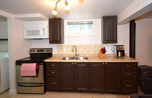 London Apartment | Downtown Quaint & Quiet Basement Apartment