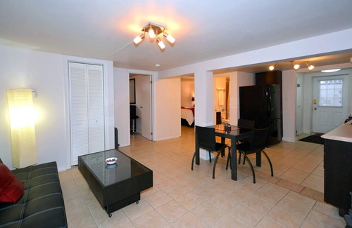 London Apartment | Downtown Quaint & Quiet Basement Apartment