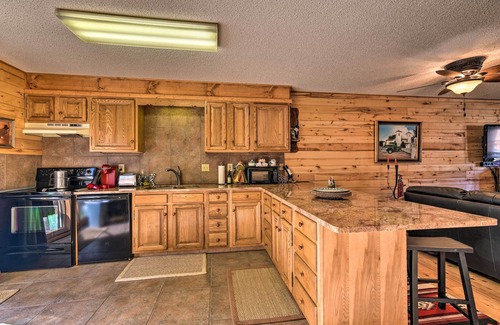 Red River House | Downtown Red River Retreat w/Mtn Views + Yard