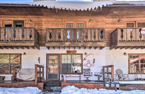 Red River House | Downtown Red River Retreat with Mtn Views and Yard