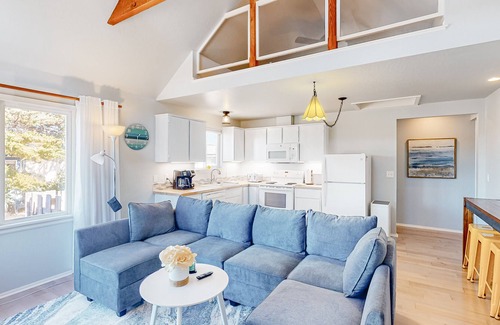 Bandon House | Downtown river-view cottage with enclosed yard, patio, grill, W/D, & WiFi