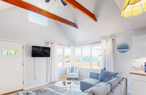 Bandon House | Downtown river-view cottage with enclosed yard, patio, grill, W/D, & WiFi