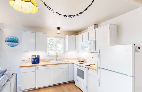 Bandon House | Downtown river-view cottage with enclosed yard, patio, grill, W/D, & WiFi