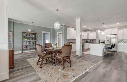 Smithville Apartment | Downtown's NEWEST AIRBNB "THE FIDDLE" !