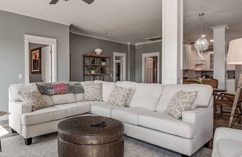 Smithville Apartment | Downtown's NEWEST AIRBNB "THE FIDDLE" !