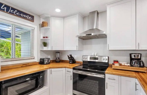 Central Sarasota House | Downtown Sarasota Bayview Bungalow. Ideal location to area wide attractions