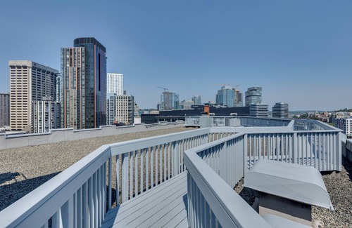 Downtown Seattle Apartment | Downtown Seattle Condo w/Rooftop Deck + Views!