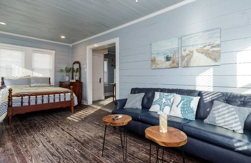Del Mar Apartment | Downtown shopping, eating, hospitals, water