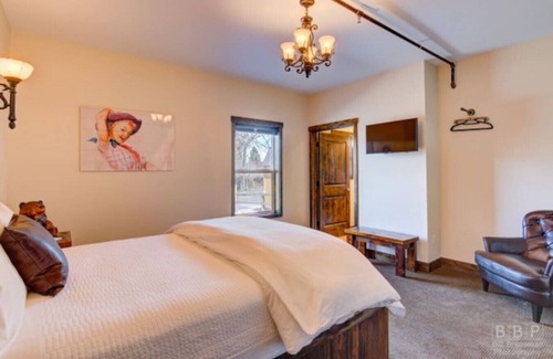 Sisters Hotel | Downtown Sisters Boutique Hotel - Sisters OR Sleeps 2/1.5 bath unit 2