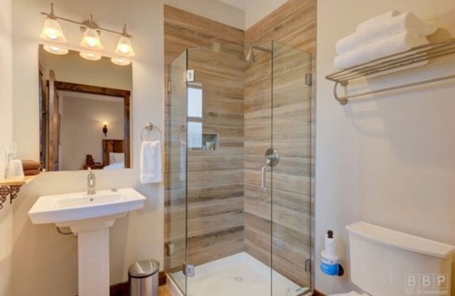 Sisters Hotel | Downtown Sisters Boutique Hotel - Sisters OR Sleeps 2/1.5 bath unit 2