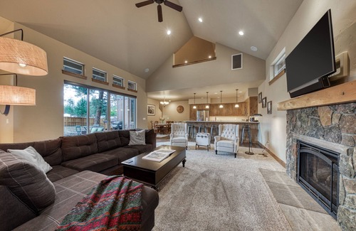 Sisters House | Downtown Sisters home w/private hot tub & fenced yard - dogs welcome