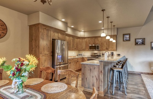 Sisters House | Downtown Sisters home w/private hot tub & fenced yard - dogs welcome