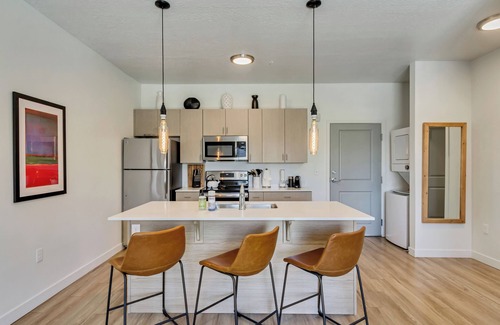 Lower Avenues House | Downtown SLC 1BR/1BA King Suite w/Equipped Kitchen + Queen Sleeper + Gym