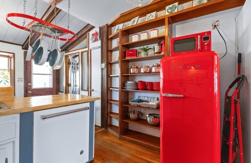 San Luis Obispo House | Downtown SLO Eclectic Victorian-Sleeps 12