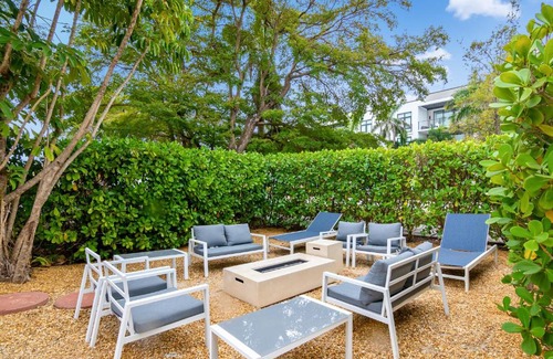 Old Naples Apartment | Downtown Starfish 807