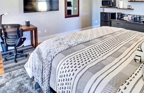 Eureka Springs Historic District House | Downtown suite with cable, central AC, kitchenette - near shops