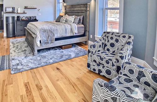 Eureka Springs Historic District House | Downtown suite with cable, central AC, kitchenette - near shops