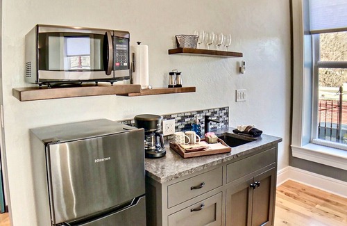 Eureka Springs Historic District House | Downtown suite with cable, central AC, kitchenette - near shops
