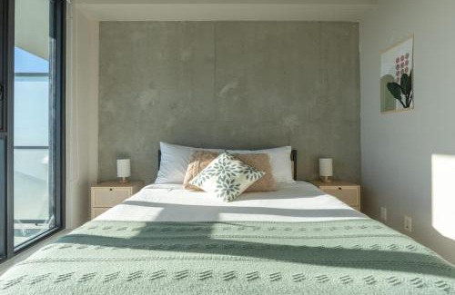 Connaught Apartment | Downtown Sunny Highrise Corner Condo Sleeps 7