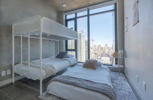 Connaught Apartment | Downtown Sunny Highrise Corner Condo Sleeps 7