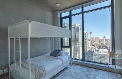 Connaught Apartment | Downtown Sunny Highrise Corner Condo Sleeps 7